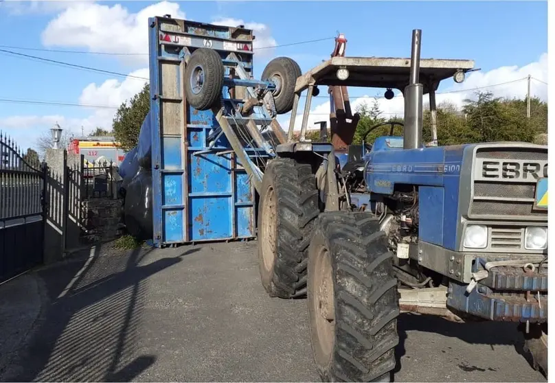 tractor envorcado salto