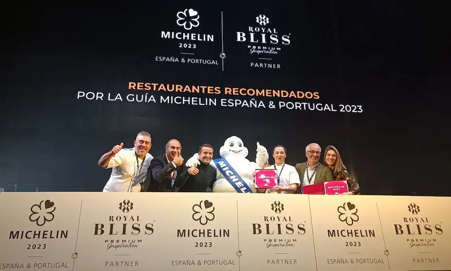 Lonxa Dalvaro recollendo a chapa Michelin