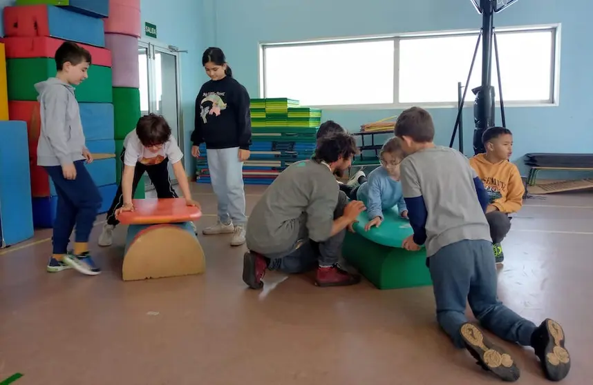 Baola imparte clases de surf no colexio A Cristina en Carballo