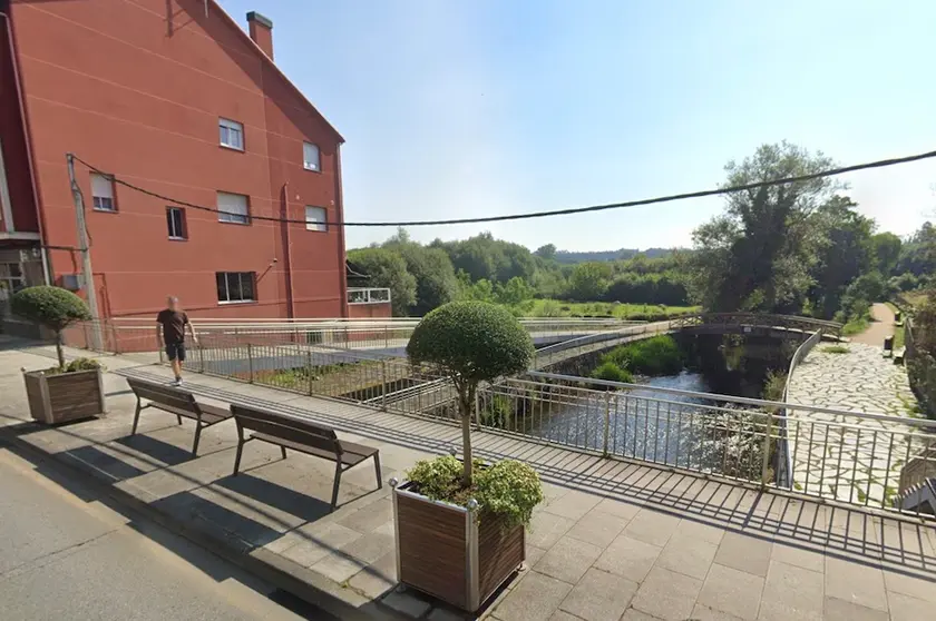 Ponte sobre o Anllons na rua Sol de Carballo