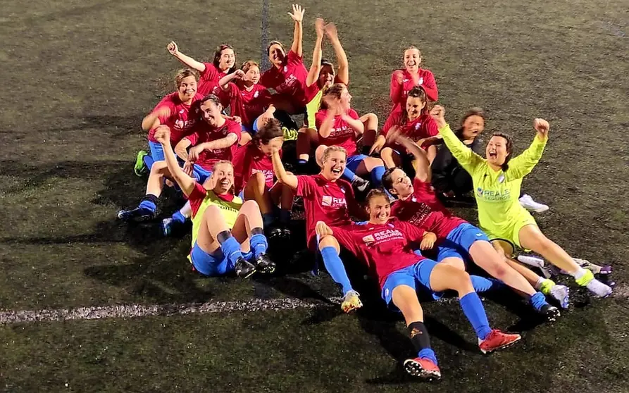 Ponteceso feminino celebrando remontada