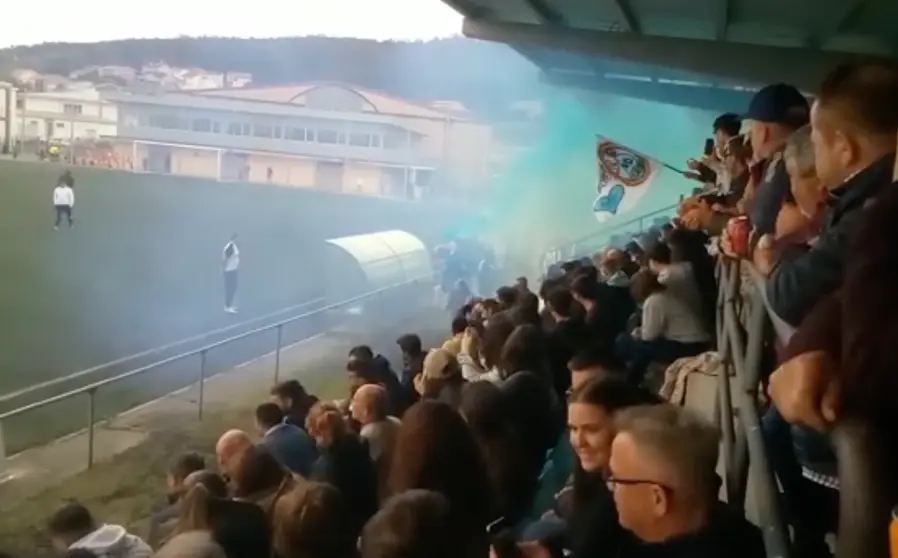 Campo de Laxe nun partido da Liga da Costa