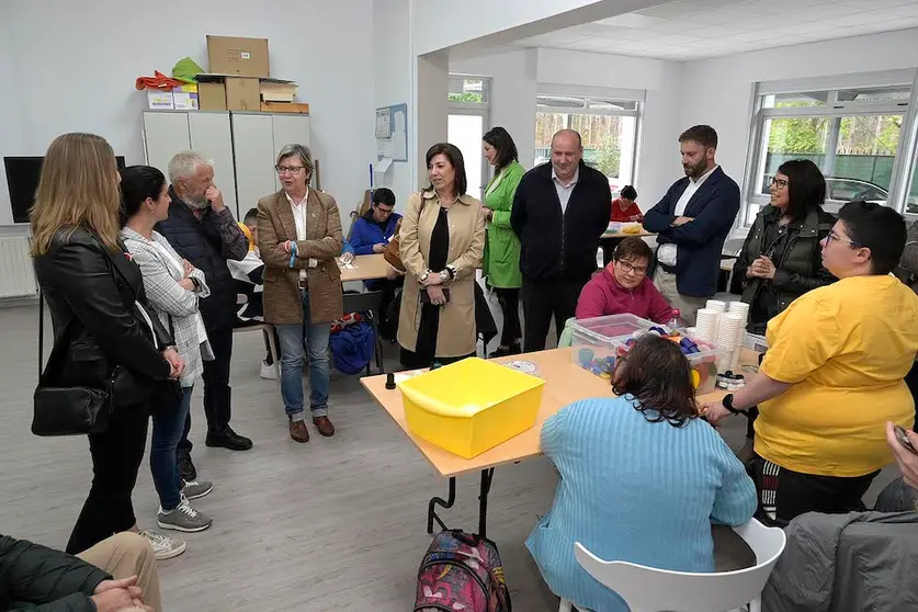 Cabana de Bergantiños. A Coruña
A conselleira do Mar, Rosa Quintana, acompañada polo delegado territorial da Xunta na Coruña, Gonzalo Trenor, e pola directora xeral de Desenvolvemento Pesqueiro, Susana Rodríguez, visita o taller ocupacional do proxecto de economía circular Diversiplás+Diverso–Plástico, do Grupo de Acción Local do Sector Pesqueiro Costa da Morte e que promove a integración sociolaboral das persoas con diversidade funcional. 
25/04/2023
Foto: Moncho Fuentes / AGN A Coruña 





