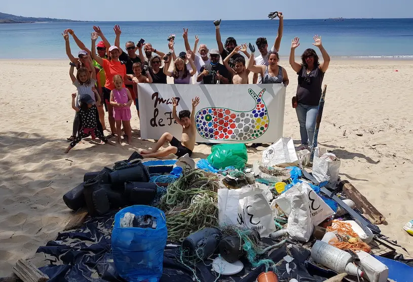 Limpeza da praia de Gures con Mar de Fabula