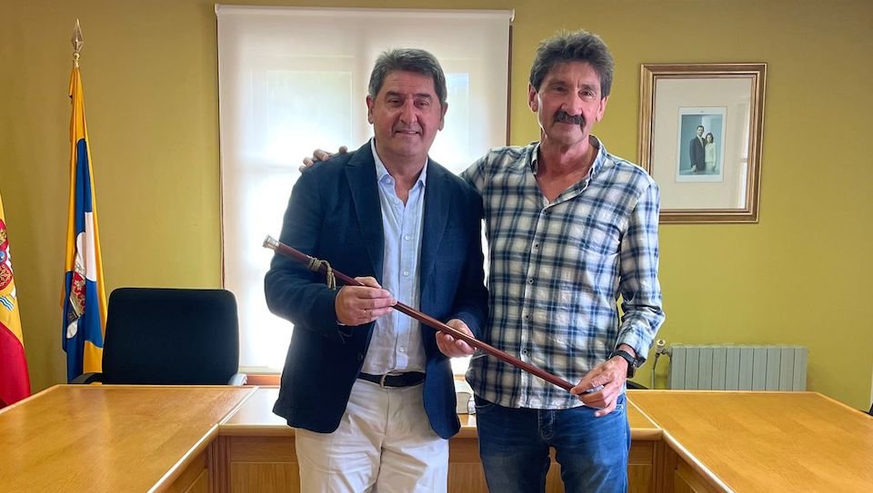 Raul Gonzalez novo alcalde de Dumbria con jose Manuel Pequeno
