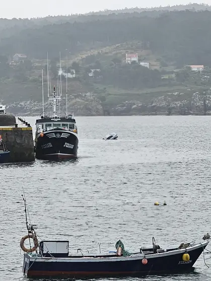 Coche ao mar no porto de Laxe grande