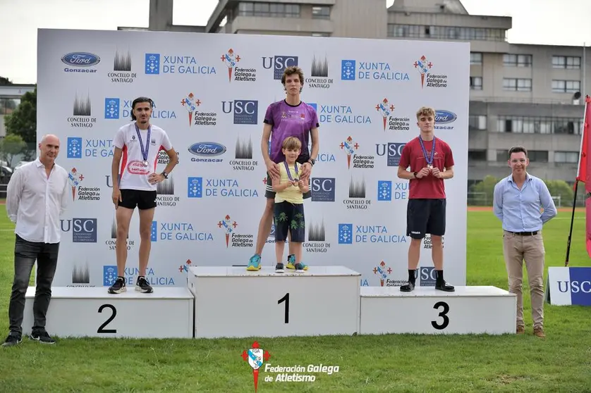 Elian Numa no alto do poido dos Campionatos Galegos