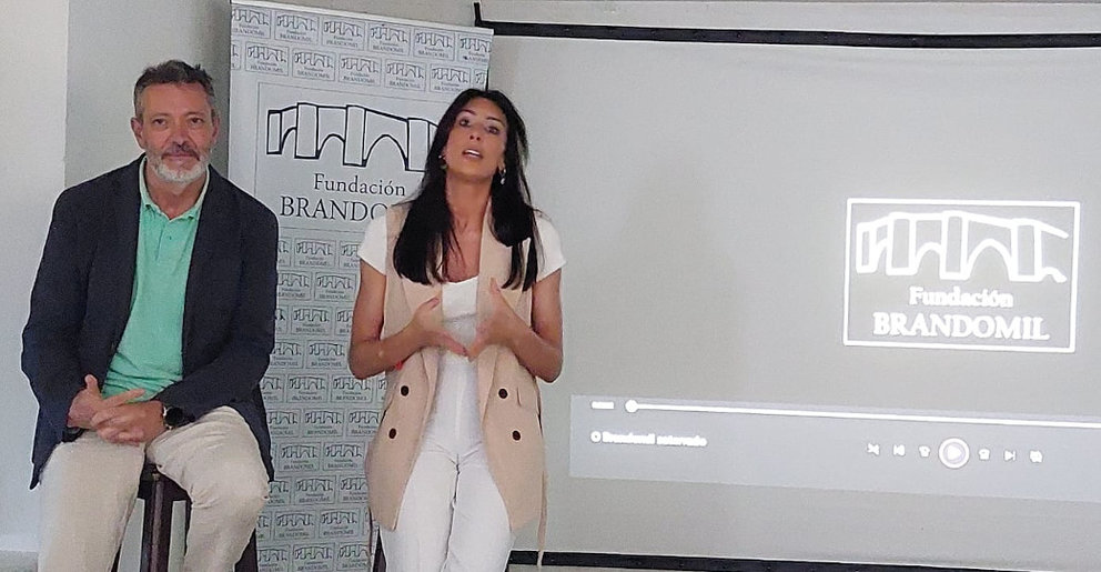 Alcalde Zas e Noelia Santos na presentación do documental Brandomil soterrado