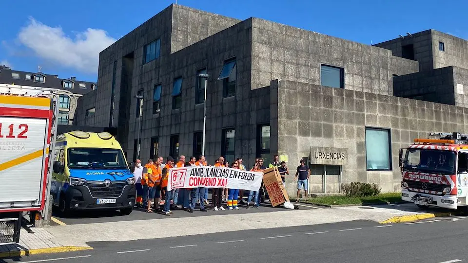 Bombeiros e Ambulancias en folga as portas do Hospital de Cee