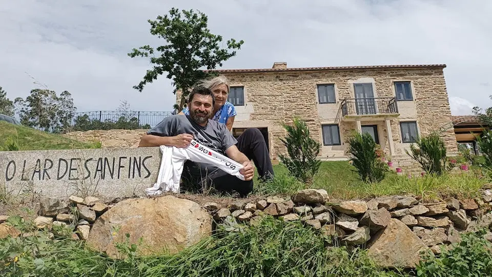 Salva e Paula coa camiseta de Bosco no Lar de San Fins