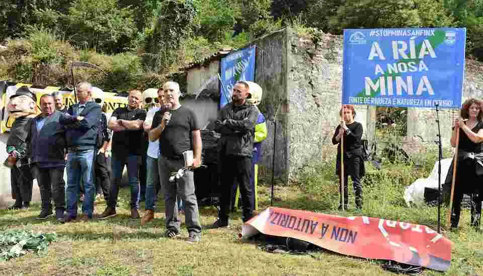 Funeral contra a mina de San finx