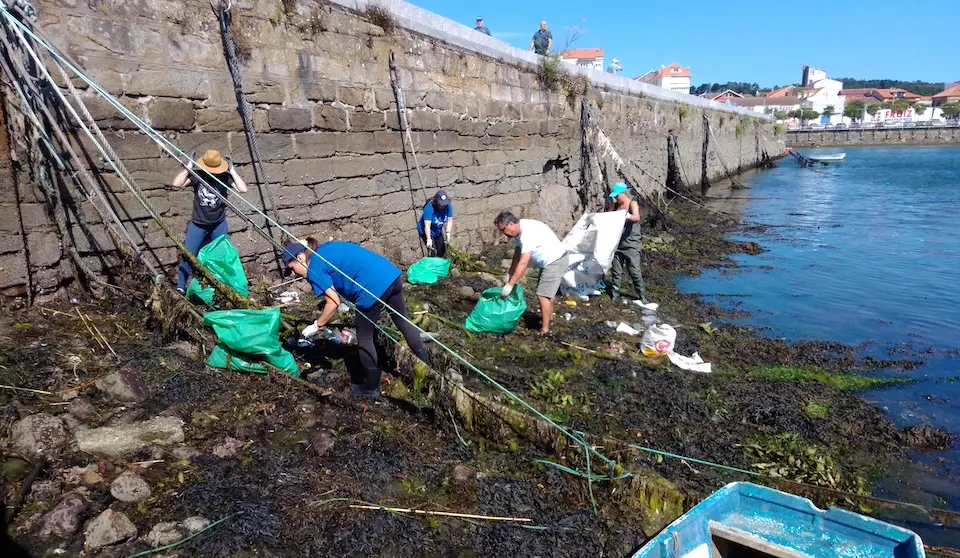 Voluntarios de Mar de Fabula en Camarina