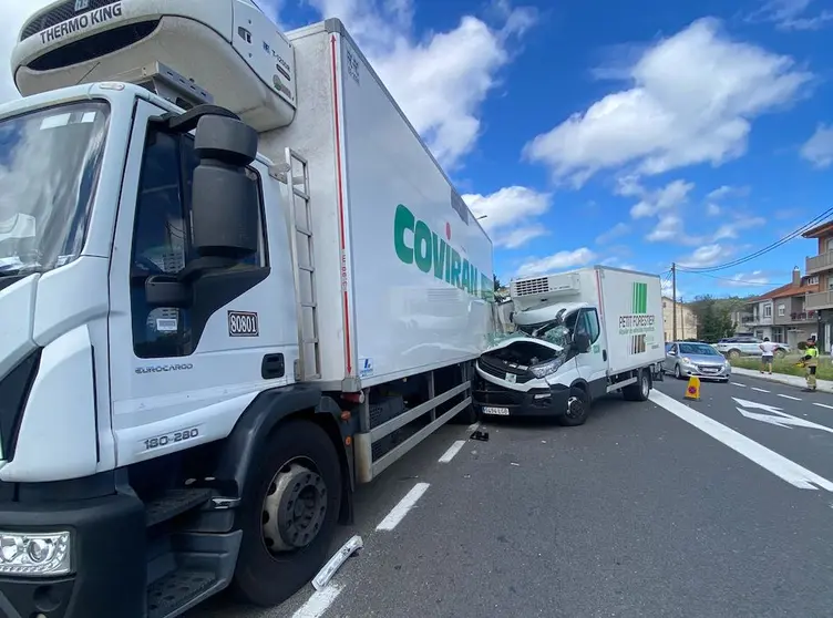 Accidente entre camions en Vimianzo