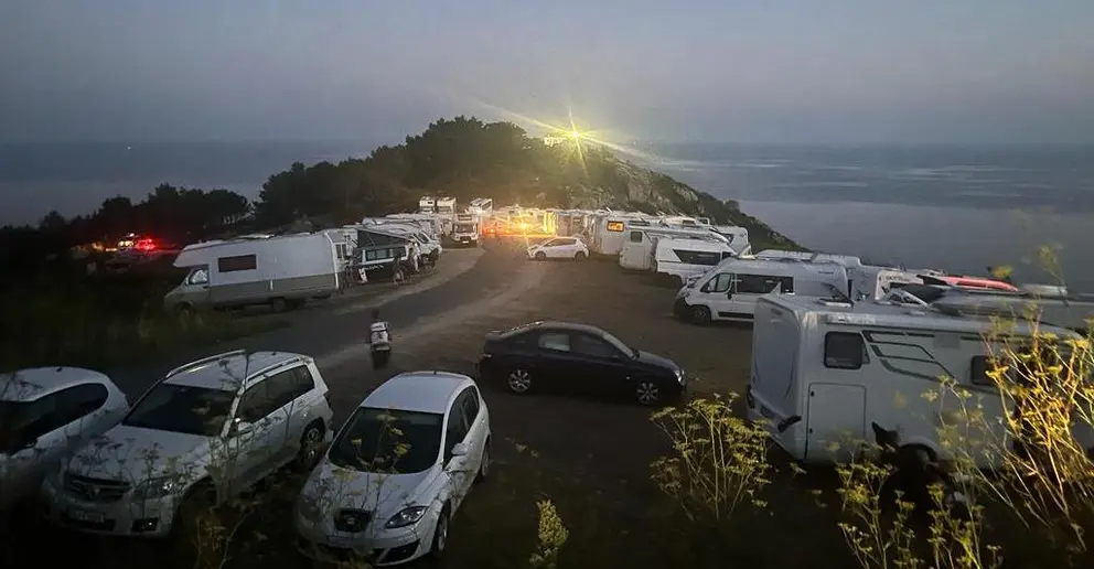 Autocaravanas no Faro Fisterra agosto 2023 noite