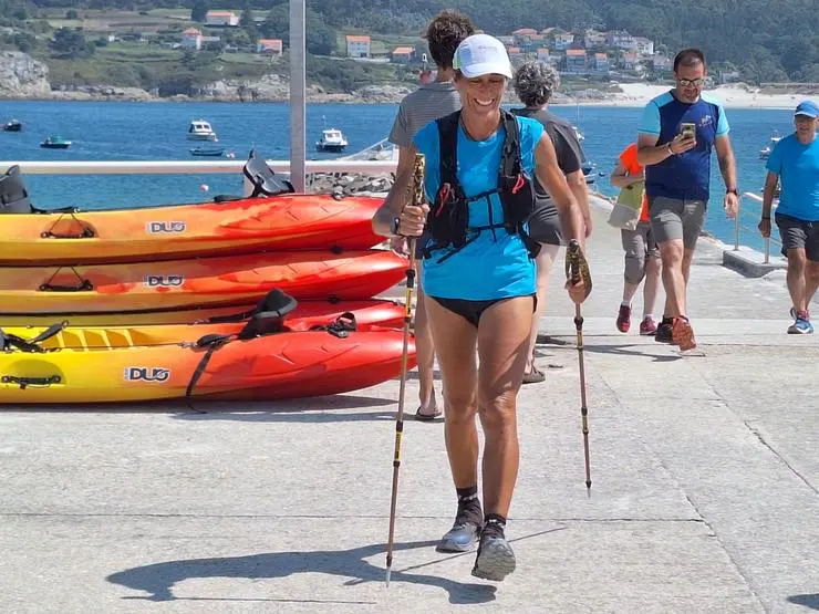 Maite Rojo entrando en Laxe na sua fazaña do Camiño dos Faros-Fonte- Inés