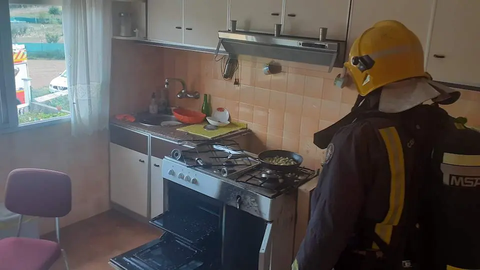 Bombeiros nunha cocina