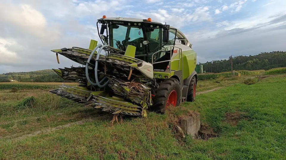 tractor accidentado nunha via secundaria de Senande