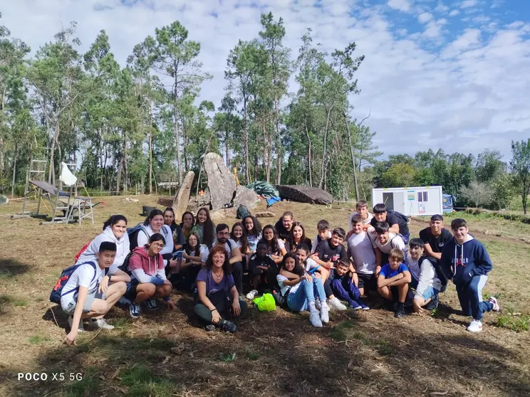 Alumnado do IES terra de Soneira No Dolmen de Pedra Cuberta