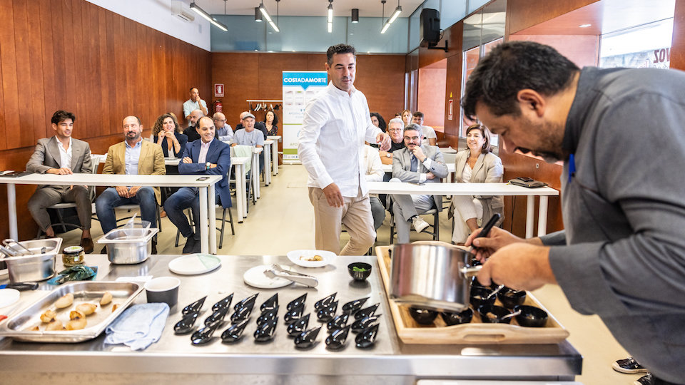 Braulio García, chef e profesor do Centro Superior de Hostelería de Galicia, realizou unha pequena demostración e showcooking