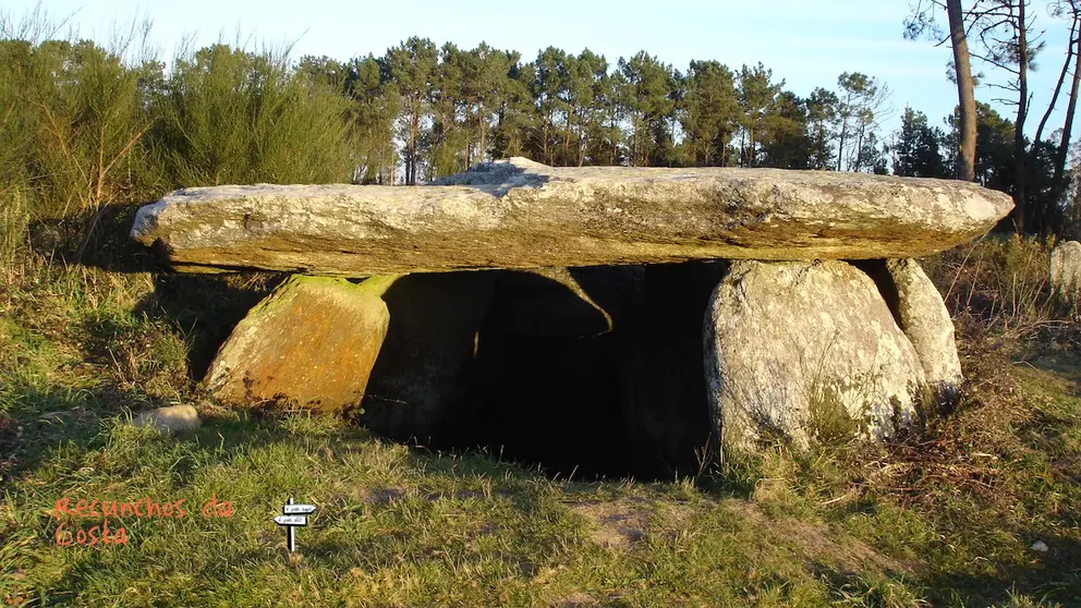 Recunchos da Costa-Dolmen de Pedra da Arca