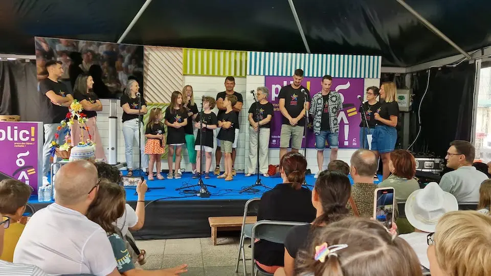 Escola da Regueifa de Carballo na Praza dos Libros