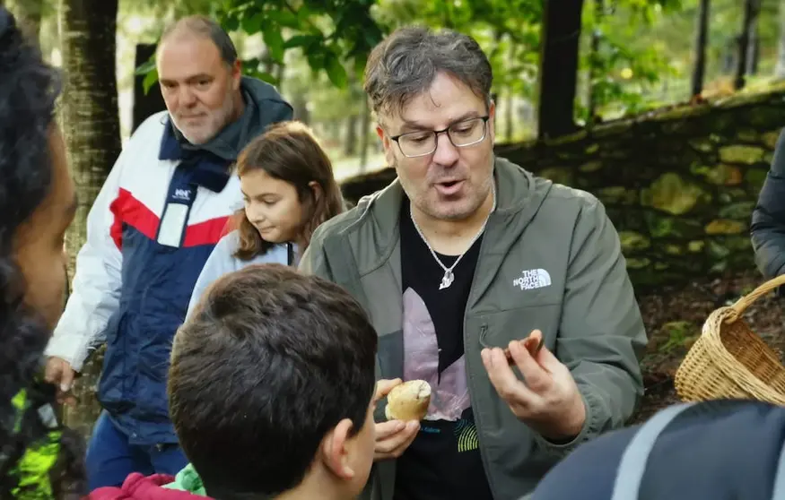 Tomas Rodriguez impartindo unha xornada micoloxica en Carballo