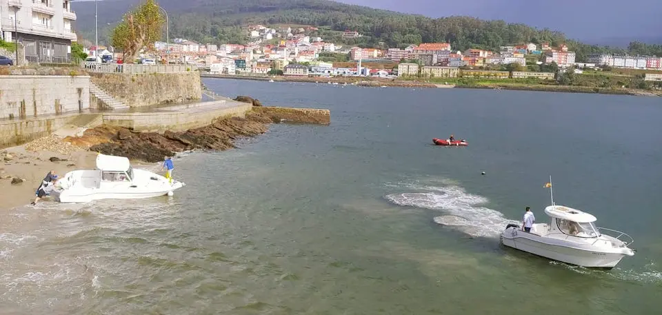 Remolcando unha embarcacion no porto de Santa Isabel