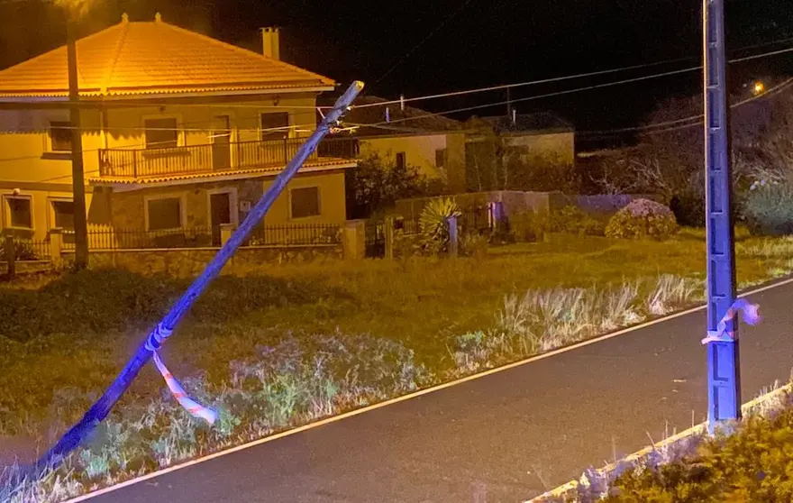 Poste caido da luz en Louro