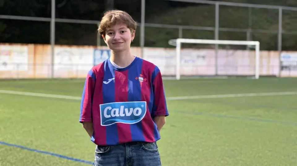 Cecilia Pillado cunha camiseta da sua Esteirana