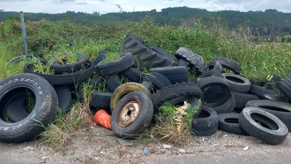 Vertido de neumaticos preto do punto limpo de Muxia