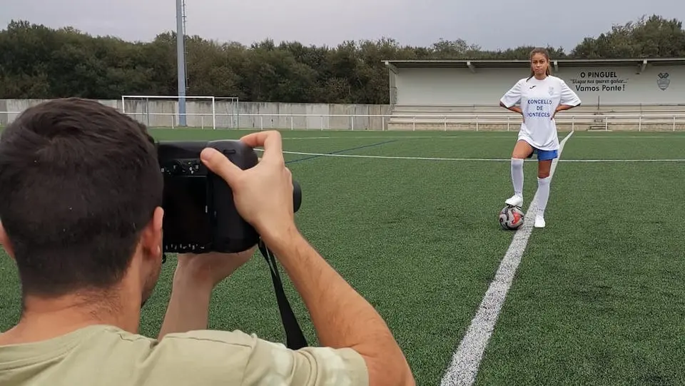 Sacando fotos en Ponteceso para o album de cromos do Futbol da Costa