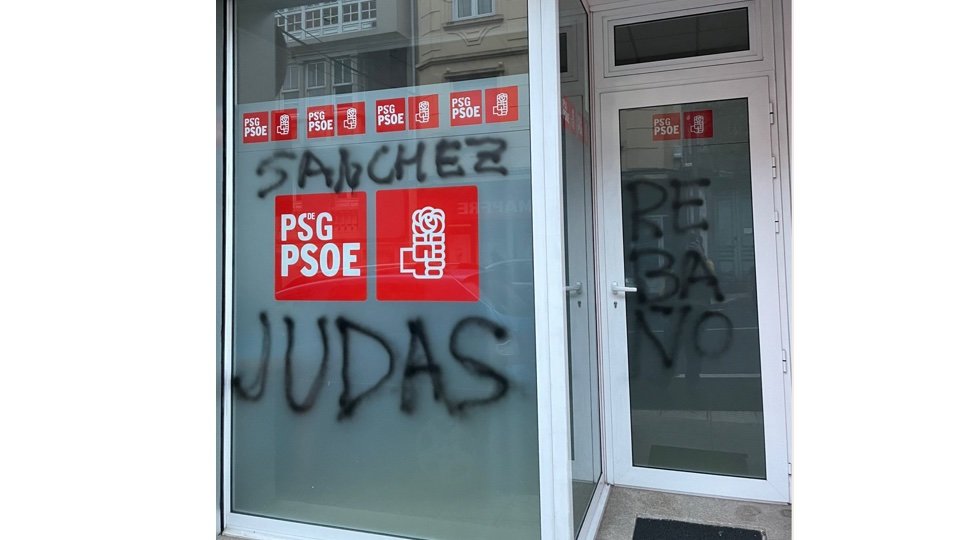 Pintada contra sanchez na sede do PSOE de VImianzo