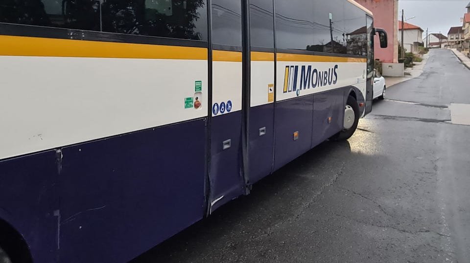 Bus de Monbus coa porta aberta