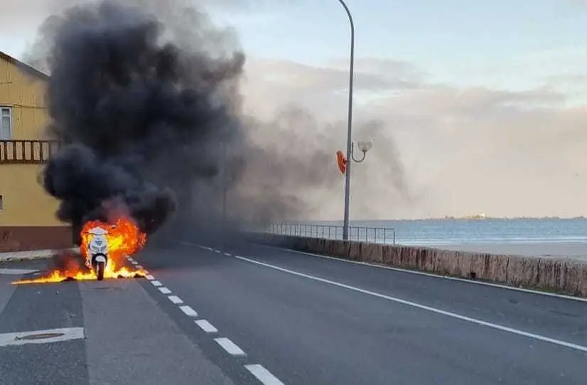 Incendio dunha moto na igrexa do Pindo