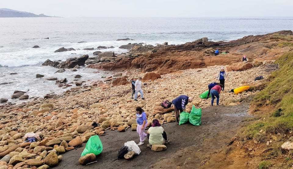 Mar de Fabula voluntarios recollendo Lixo marino recollido en Camarinas
