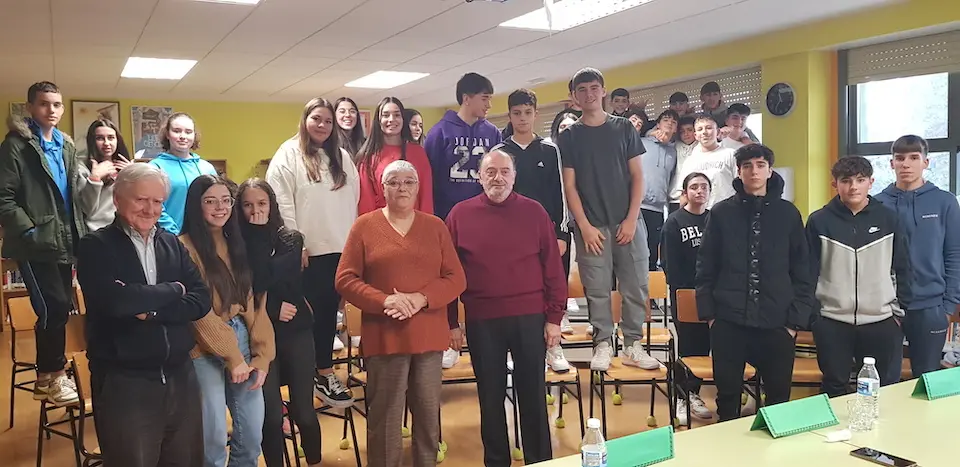 Foto de grupo do IES Pedra da Aguia con Parlamentarios