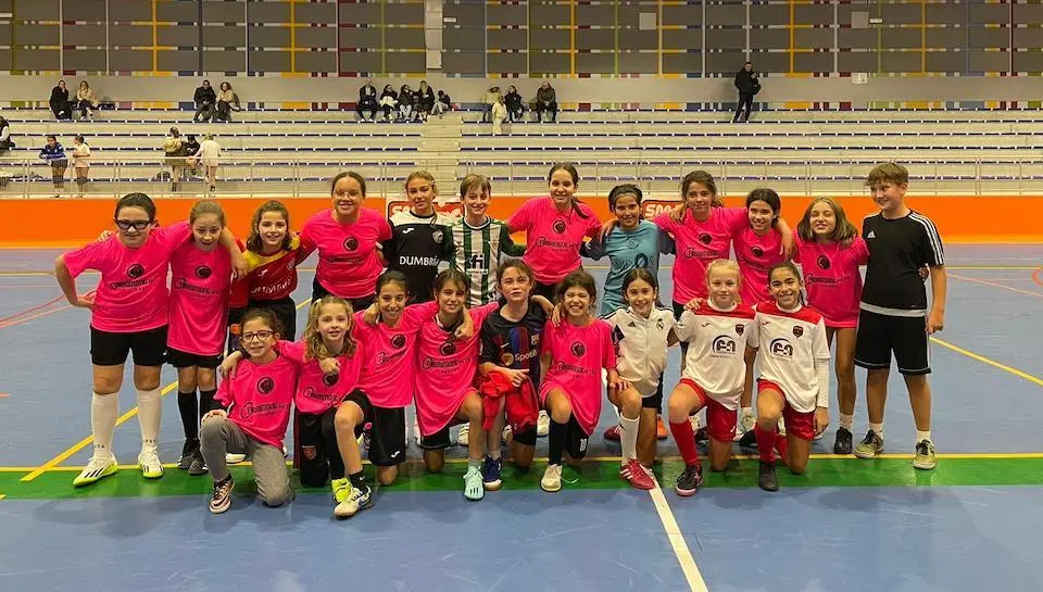 Imaxe amistoso entre a selección femenina e o Fisober onte en Dumbria