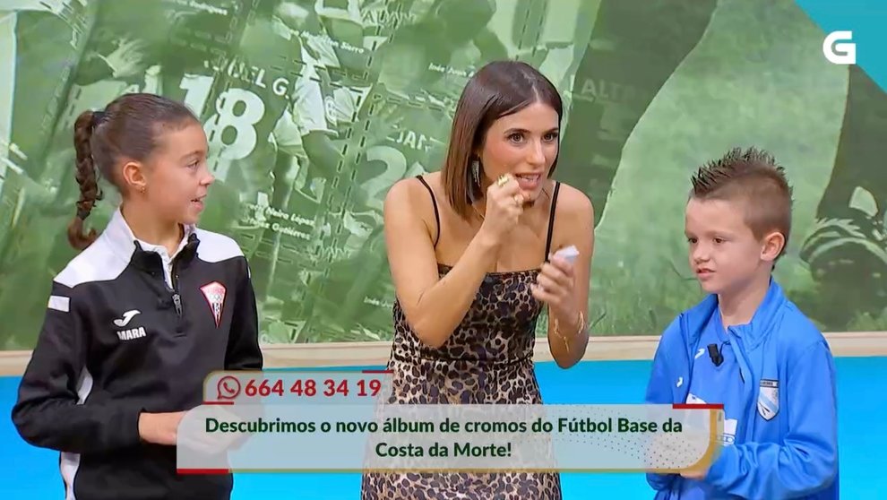 Mara e Xose na TVG co Album dr Cromos do Futbol da Costa