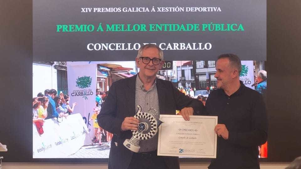 Evencio Ferrero recollendo premio de Mellro Xeston Deportiva para o Concello de Carballo