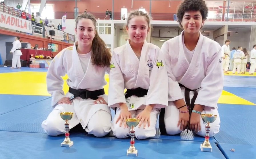 Laura Martinez a esquerda cos companeiros do JK Escuelas de Judo