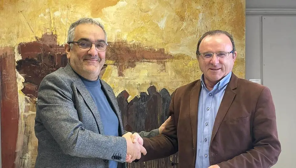O alcalde de Malpica, Eduardo Parga, e o deputado provincial Patrimonio Provincial e Equipamento, Xosé Luís Penas, asinaron o convenio de colaboración anual para a xestión do Forno do Forte de Buño