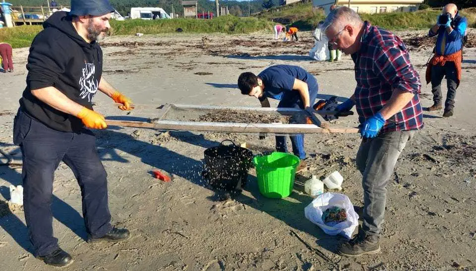 Peneirando pellets de plastico en Muxia-Nemina