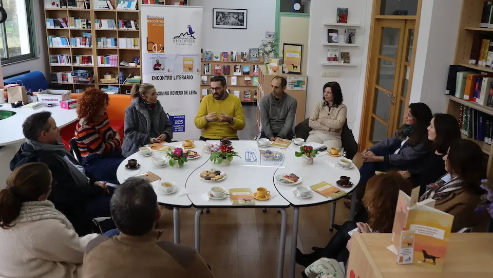 FOTO ENCONTRO LITERARIO IES de Baio con Aberto Mancebo