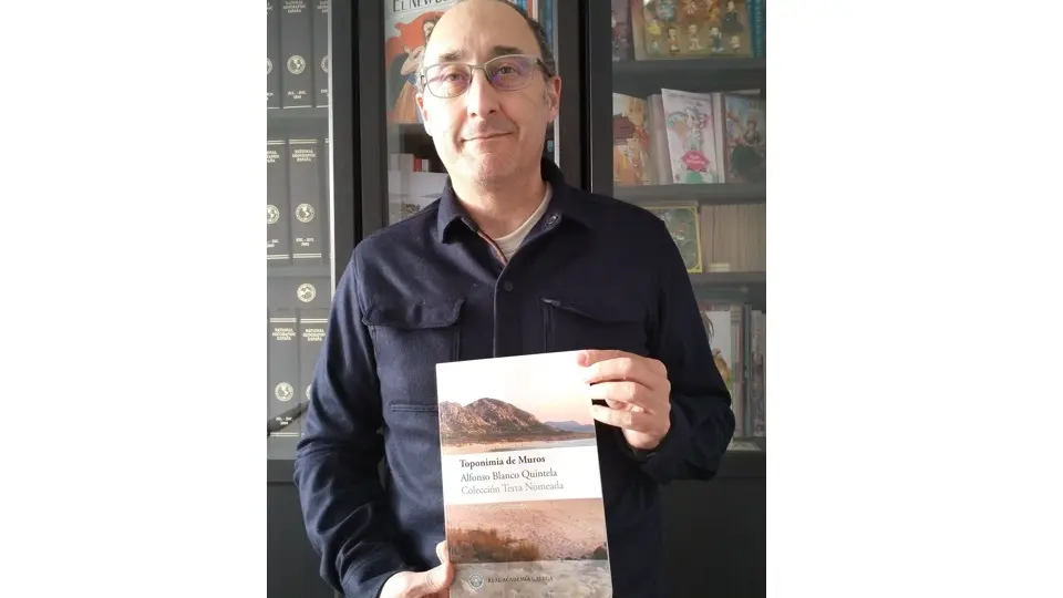 Alfonso Blanco Quintela co seu libro de toponimia Muros