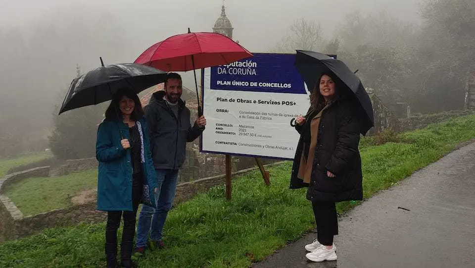 O alcalde de Mazaricos coas deputadas en Santa Baia