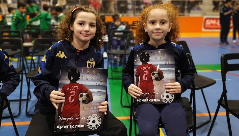 Duas nenas do Dumbria cos seus albumes do Futbol da Costa