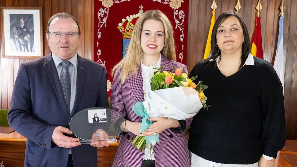 Icia Varela con Eduardo Parga e Noelia Varela no Concello de Malpica