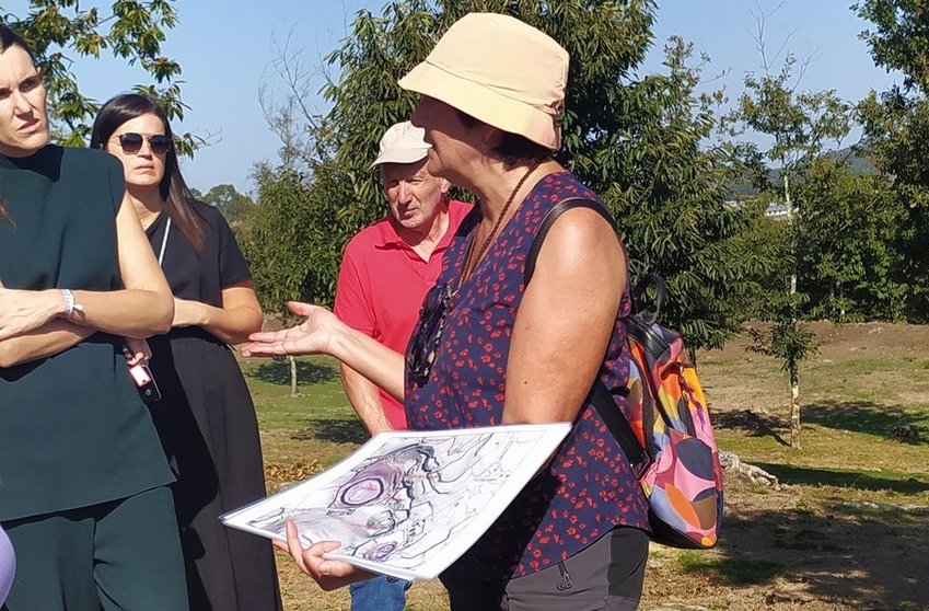 Arqueologa Puri Soto facendo unha visita guiada no castro Montes Claros da Laracha