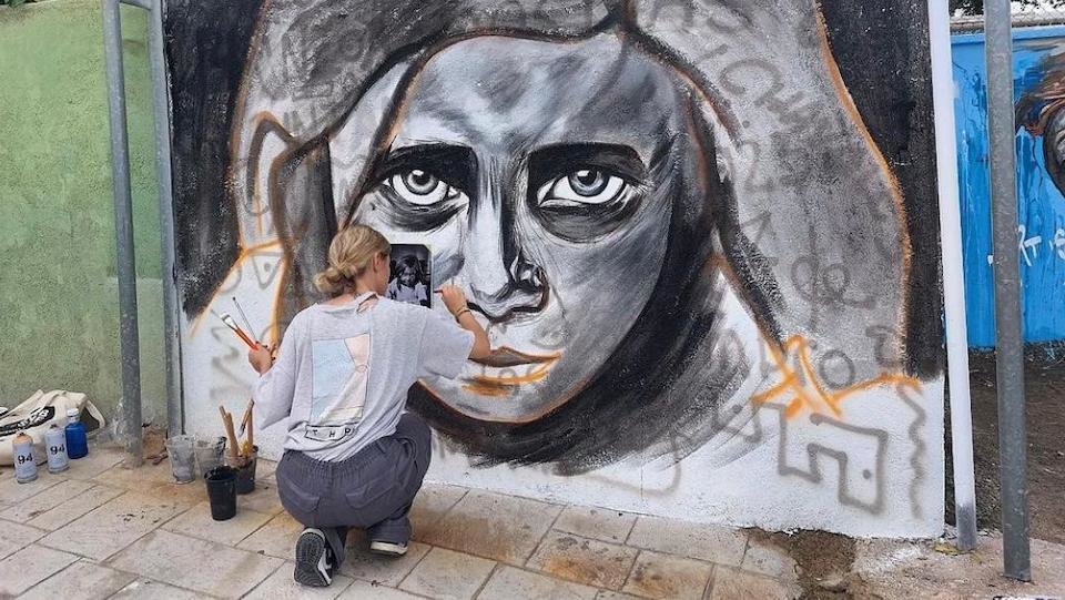 Nazaret Franco pintando un mural