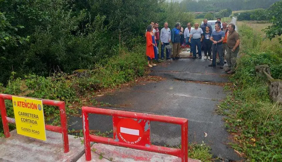 Vecinos de Vilachan diante da súa esfolada ponte